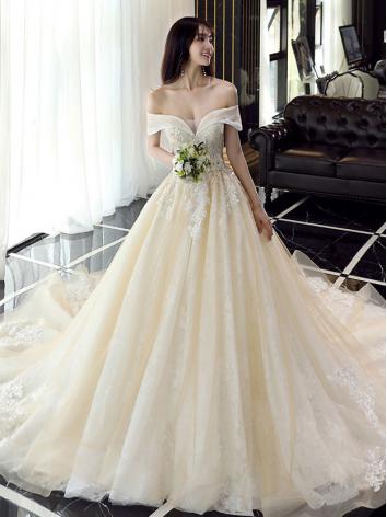 【ウエディングドレス】女性用 トレーン フリル 白色 レース 結婚式 演奏会 花嫁 刺繍 床付くタイプ
